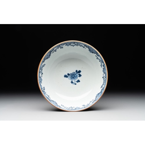 961 - A collection of 17 Chinese blue and white wares, Kangxi/QianlongDia.: 19,5 cm - H.: 8,5 cm (the bowl... 