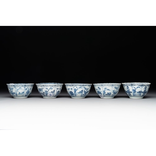 961 - A collection of 17 Chinese blue and white wares, Kangxi/QianlongDia.: 19,5 cm - H.: 8,5 cm (the bowl... 