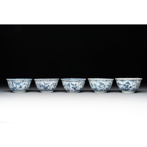 961 - A collection of 17 Chinese blue and white wares, Kangxi/QianlongDia.: 19,5 cm - H.: 8,5 cm (the bowl... 