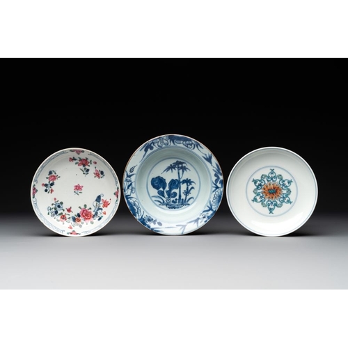 966 - A collection of 22 Chinese blue, white and polychrome wares, Yongzheng and Ruo Shen Zhen Cang mark, ... 