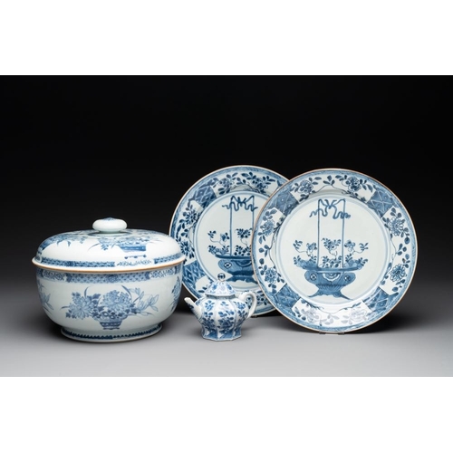 968 - A Chinese blue and white tureen, a teapot and two dishes, Yongzheng/QianlongDia.: 25,3 cm - H.: 20 c... 