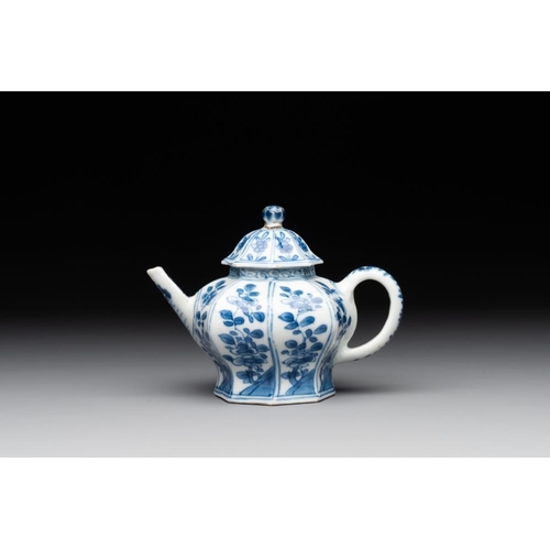 968 - A Chinese blue and white tureen, a teapot and two dishes, Yongzheng/QianlongDia.: 25,3 cm - H.: 20 c... 