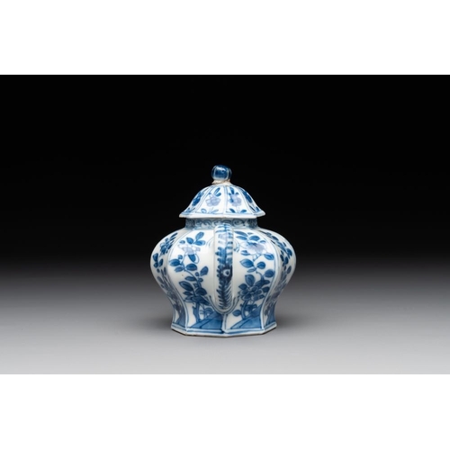 968 - A Chinese blue and white tureen, a teapot and two dishes, Yongzheng/QianlongDia.: 25,3 cm - H.: 20 c... 