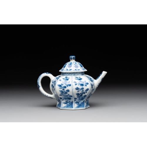 968 - A Chinese blue and white tureen, a teapot and two dishes, Yongzheng/QianlongDia.: 25,3 cm - H.: 20 c... 