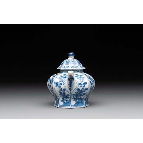 968 - A Chinese blue and white tureen, a teapot and two dishes, Yongzheng/QianlongDia.: 25,3 cm - H.: 20 c... 