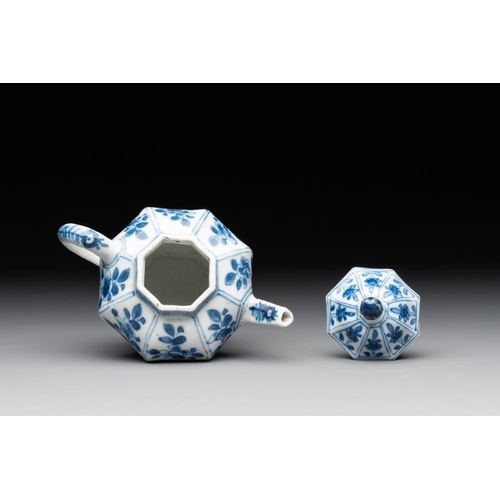 968 - A Chinese blue and white tureen, a teapot and two dishes, Yongzheng/QianlongDia.: 25,3 cm - H.: 20 c... 