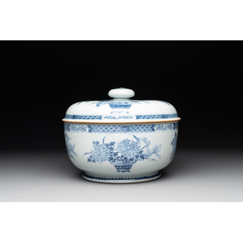 968 - A Chinese blue and white tureen, a teapot and two dishes, Yongzheng/QianlongDia.: 25,3 cm - H.: 20 c... 