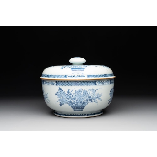 968 - A Chinese blue and white tureen, a teapot and two dishes, Yongzheng/QianlongDia.: 25,3 cm - H.: 20 c... 