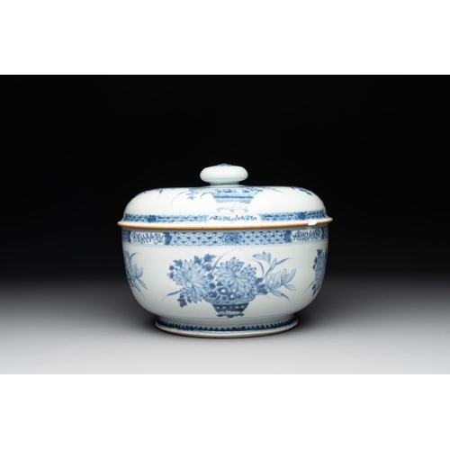 968 - A Chinese blue and white tureen, a teapot and two dishes, Yongzheng/QianlongDia.: 25,3 cm - H.: 20 c... 