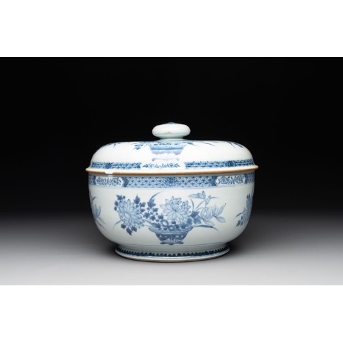 968 - A Chinese blue and white tureen, a teapot and two dishes, Yongzheng/QianlongDia.: 25,3 cm - H.: 20 c... 