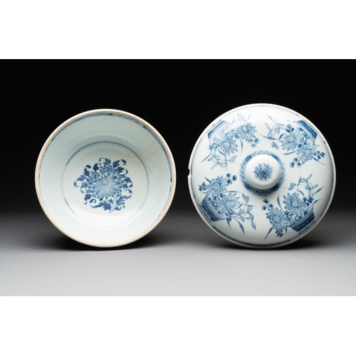 968 - A Chinese blue and white tureen, a teapot and two dishes, Yongzheng/QianlongDia.: 25,3 cm - H.: 20 c... 