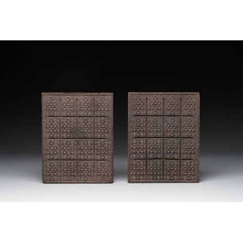 976 - Three Chinese pressed black tea bricks, Hubei, 20th C.Dia.: 27,5 cm (theround brick)Dim.: 19 x 2,5 x... 