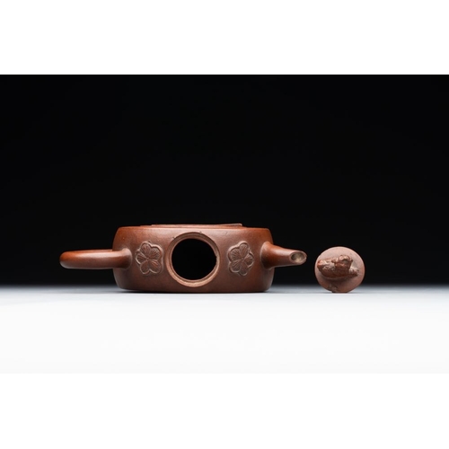 978 - A Chinese circle-shaped  Yixing stoneware 'kylin' teapot with relief design, KangxiL.: 16 cm - H.: 1... 