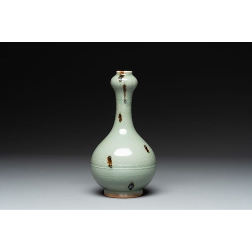 98 - A Chinese russet-splashed Longquan celadon garlic-mouth vase, Yuan/MingH.: 22,5 cm
Provenance: A Bel... 