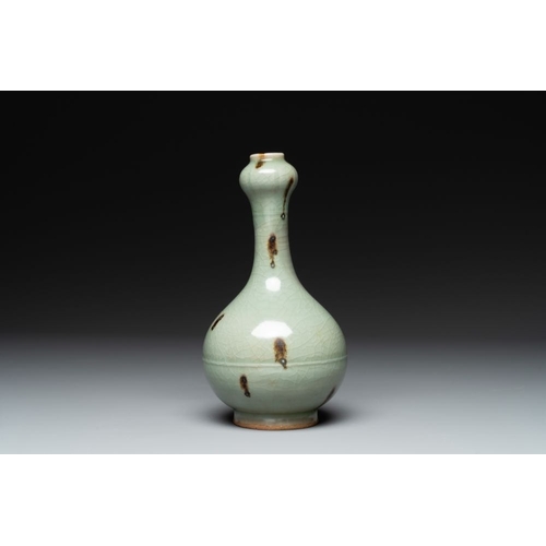 98 - A Chinese russet-splashed Longquan celadon garlic-mouth vase, Yuan/MingH.: 22,5 cm
Provenance: A Bel... 