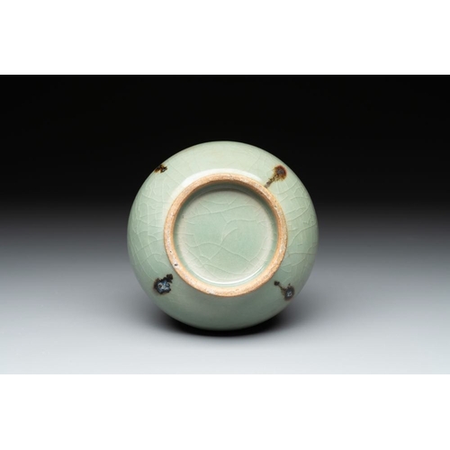 98 - A Chinese russet-splashed Longquan celadon garlic-mouth vase, Yuan/MingH.: 22,5 cm
Provenance: A Bel... 