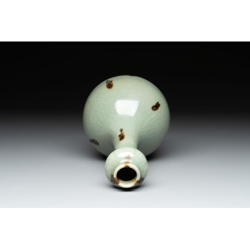 98 - A Chinese russet-splashed Longquan celadon garlic-mouth vase, Yuan/MingH.: 22,5 cm
Provenance: A Bel... 