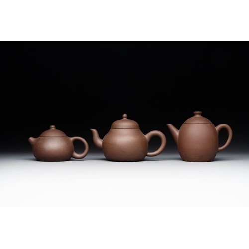 980 - A collection of 20 Chinese Yixing stoneware teapots, 20th C.L.: 18,5 cm - H.: 10,3 cm (the largest t... 