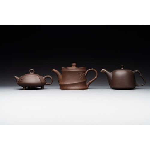 980 - A collection of 20 Chinese Yixing stoneware teapots, 20th C.L.: 18,5 cm - H.: 10,3 cm (the largest t... 