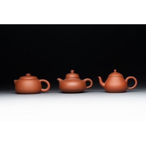 980 - A collection of 20 Chinese Yixing stoneware teapots, 20th C.L.: 18,5 cm - H.: 10,3 cm (the largest t... 