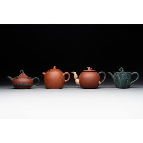 980 - A collection of 20 Chinese Yixing stoneware teapots, 20th C.L.: 18,5 cm - H.: 10,3 cm (the largest t... 