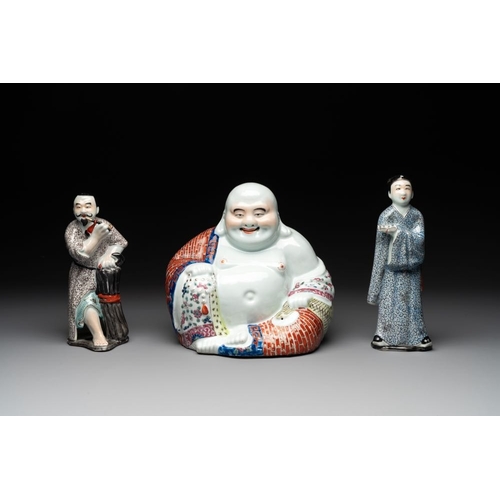 984 - A Chinese famille rose Buddha and two figures, Zhi Yitai mark, 19/20th C.H.: 26,5 cm (the tallest fi... 