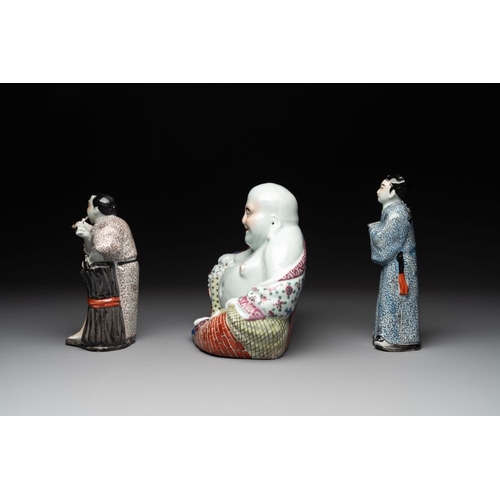 984 - A Chinese famille rose Buddha and two figures, Zhi Yitai mark, 19/20th C.H.: 26,5 cm (the tallest fi... 