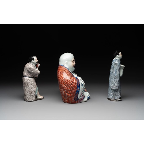 984 - A Chinese famille rose Buddha and two figures, Zhi Yitai mark, 19/20th C.H.: 26,5 cm (the tallest fi... 