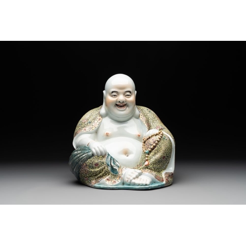 985 - A large Chinese famille rose Buddha, Xu Dequan mark, 19/20th C.H.: 28 cm