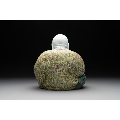 985 - A large Chinese famille rose Buddha, Xu Dequan mark, 19/20th C.H.: 28 cm