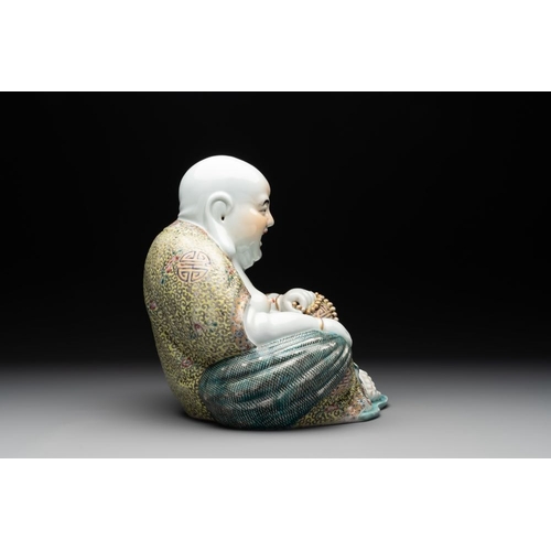 985 - A large Chinese famille rose Buddha, Xu Dequan mark, 19/20th C.H.: 28 cm