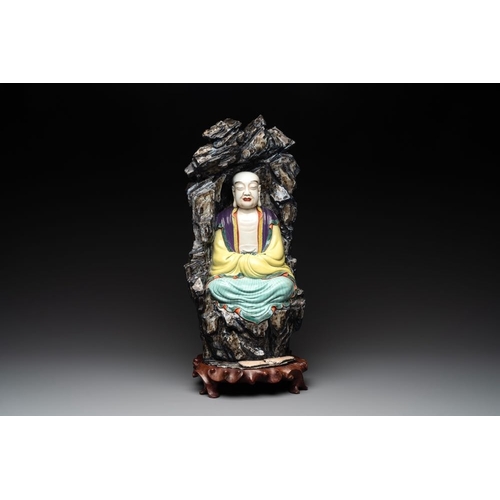 987 - A Chinese polychrome-glazed group with Vanavasin, Qianlong mark, 19th C.H.: 57,5 cm (incl. stand)H.:... 