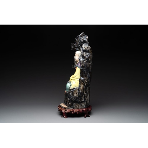 987 - A Chinese polychrome-glazed group with Vanavasin, Qianlong mark, 19th C.H.: 57,5 cm (incl. stand)H.:... 