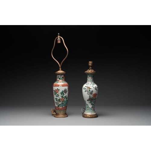 989 - A Chinese famille verte covered jar, two vases mounted as lamps and a tazza, 19th C.H.: 59,5 cm (the... 