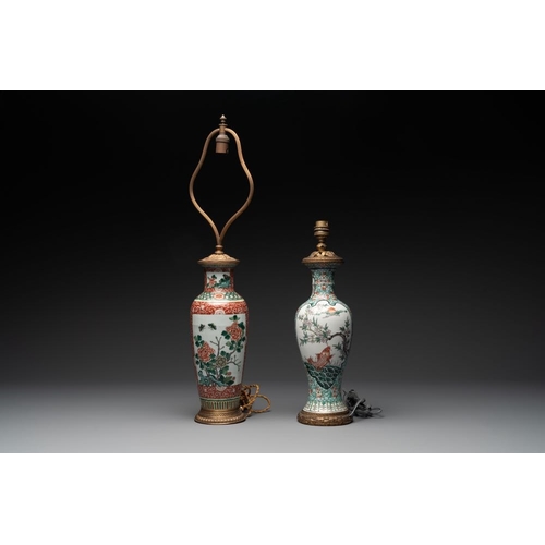 989 - A Chinese famille verte covered jar, two vases mounted as lamps and a tazza, 19th C.H.: 59,5 cm (the... 