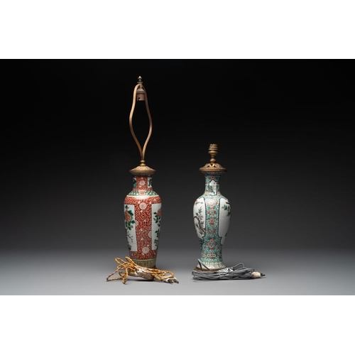 989 - A Chinese famille verte covered jar, two vases mounted as lamps and a tazza, 19th C.H.: 59,5 cm (the... 