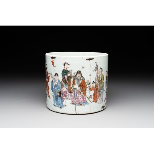 998 - A Chinese famille rose 'Eight Immortals' brush pot, 19th C.Dia.: 19 cm - H.: 16 cm... 