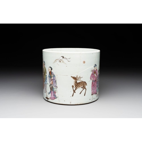 998 - A Chinese famille rose 'Eight Immortals' brush pot, 19th C.Dia.: 19 cm - H.: 16 cm... 