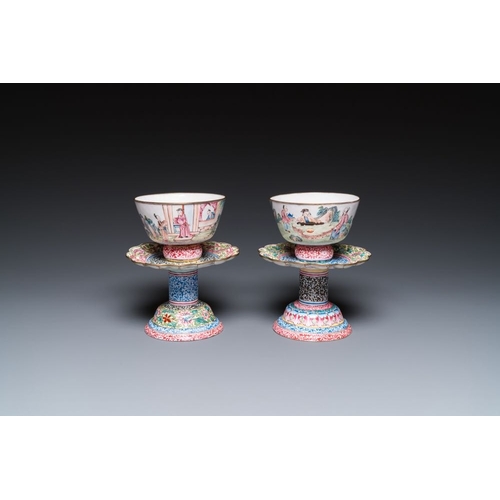 803 - A pair of Chinese Canton enamel marriage bowls on stems, YongzhengH.: 17,5 cm