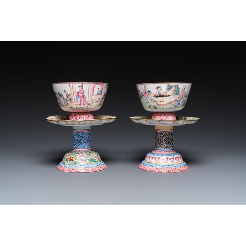 803 - A pair of Chinese Canton enamel marriage bowls on stems, YongzhengH.: 17,5 cm