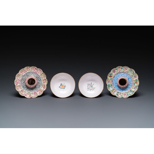 803 - A pair of Chinese Canton enamel marriage bowls on stems, YongzhengH.: 17,5 cm