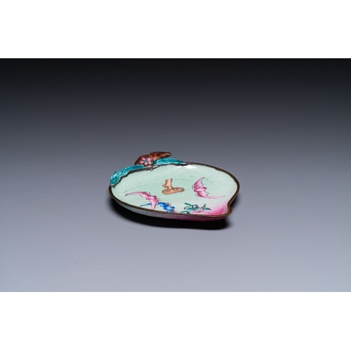 805 - A Chinese Canton enamel peach-shaped  saucer dish, YongzhengDim.: 12,5 x 11 cm