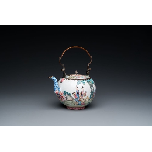 807 - A Chinese Canton enamel teapot and cover, QianlongH.: 25 cm - L.: 21,5 cm (incl. handle)H.: 15,5 cm ... 