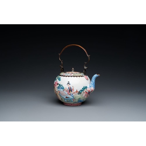 807 - A Chinese Canton enamel teapot and cover, QianlongH.: 25 cm - L.: 21,5 cm (incl. handle)H.: 15,5 cm ... 