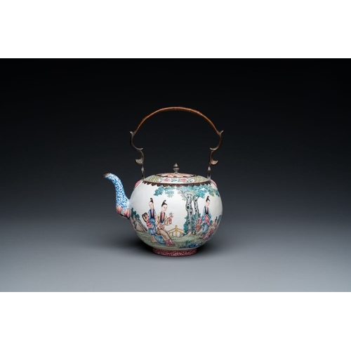 807 - A Chinese Canton enamel teapot and cover, QianlongH.: 25 cm - L.: 21,5 cm (incl. handle)H.: 15,5 cm ... 