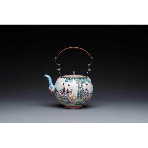 807 - A Chinese Canton enamel teapot and cover, QianlongH.: 25 cm - L.: 21,5 cm (incl. handle)H.: 15,5 cm ... 