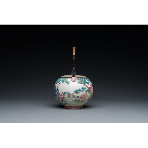 807 - A Chinese Canton enamel teapot and cover, QianlongH.: 25 cm - L.: 21,5 cm (incl. handle)H.: 15,5 cm ... 