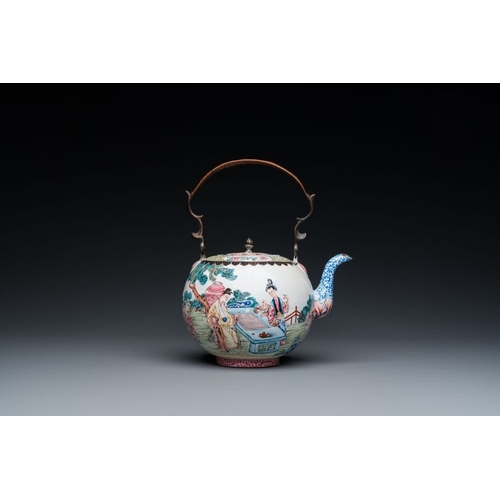 807 - A Chinese Canton enamel teapot and cover, QianlongH.: 25 cm - L.: 21,5 cm (incl. handle)H.: 15,5 cm ... 