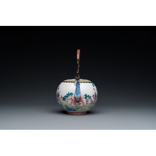 807 - A Chinese Canton enamel teapot and cover, QianlongH.: 25 cm - L.: 21,5 cm (incl. handle)H.: 15,5 cm ... 