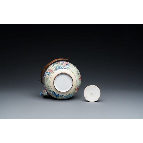 807 - A Chinese Canton enamel teapot and cover, QianlongH.: 25 cm - L.: 21,5 cm (incl. handle)H.: 15,5 cm ... 